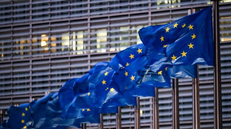 EU verhängt neue Russland-Sanktionen Europaflaggen wehen vor dem Sitz der EU-Kommission in Brüssel.