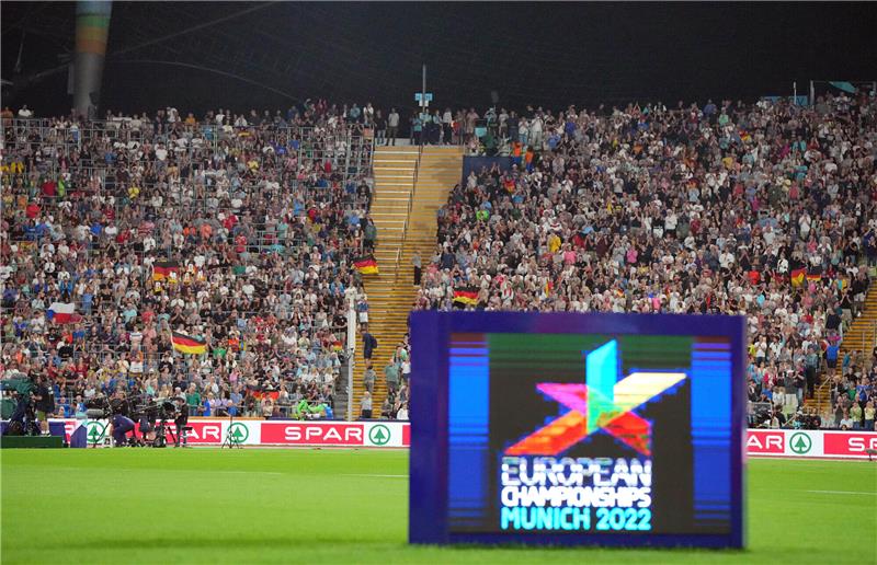 Europameisterschaft, Olympiastasdion, Finale 10000 Meter, Männer, das Logo der EM ist vor der Zuschauerkulisse auf einem Display zu sehen. Foto: Soeren Stache/dpa