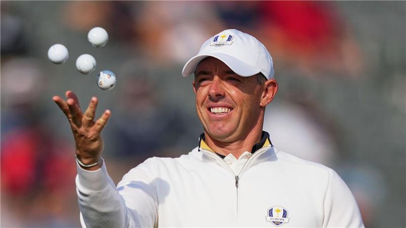 Europas Rory McIlroy aus Nordirland wirft Bälle in die Luft während einer Übungsrunde für das Ryder Cup Golfturnier in Farmingdale.