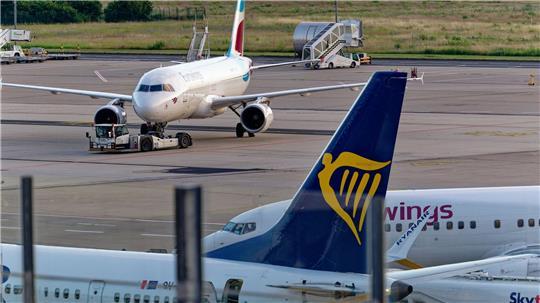 Eurowings und Ryanair bieten Direktflüge von deutschen Flughäfen an. 