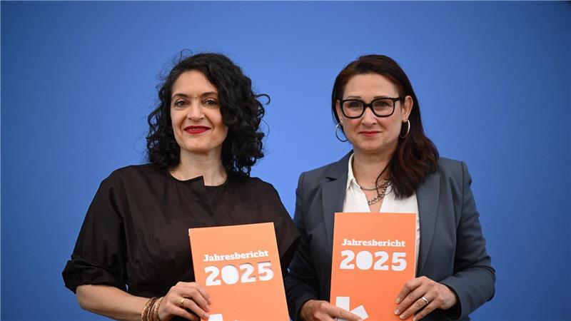 Eva Andrades vom Antidiskriminierungsverband präsentierte den Jahresbericht gemeinsam mit Ataman. 