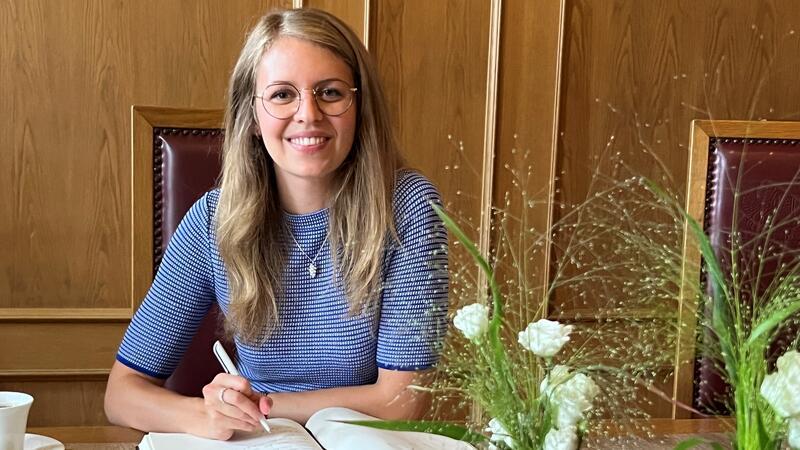 Eva Brockmann trägt sich ins Gästebuch der Stadt Stade ein - und bedankt sich für die Gastfreundschaft.