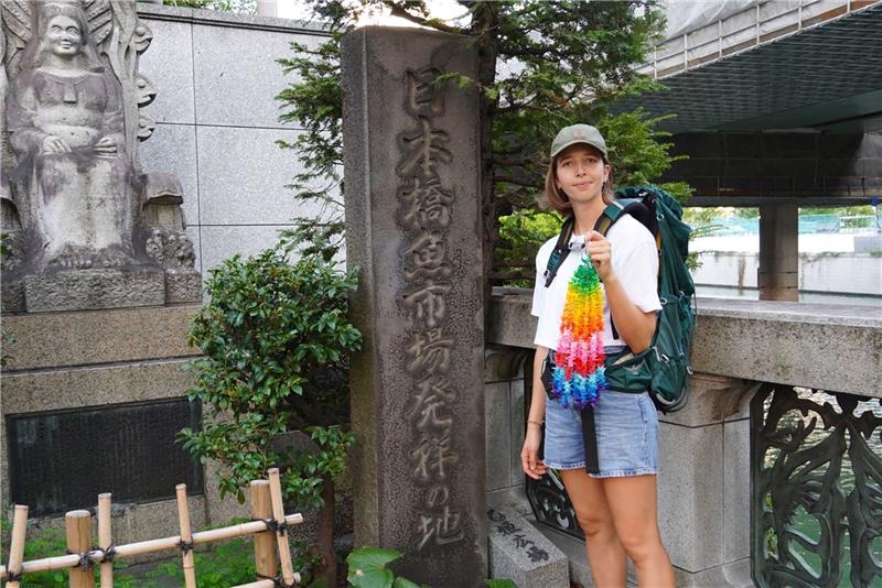 Mit Papierkranichen - Deutsche sammelt in Japan Spenden Eva Fritz hält eine Kette aus bunten Papierkranichen in der Hand. Sie will von Tokio aus zweieinhalb Monate lang mit Rucksack und Zelt 1000 Kilometer über Kyoto bis nach Hiroshima wandern.