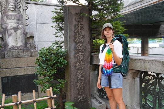 Eva Fritz hält eine Kette aus bunten  Papierkranichen in der Hand. Sie will von Tokio aus zweieinhalb Monate lang mit Rucksack und Zelt 1000 Kilometer über Kyoto bis nach Hiroshima wandern.