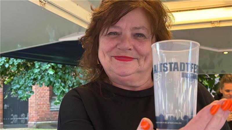 Eva Göhring von der mobilen Cocktailbar Sweet Dreams zeigt den Altstadtfest-Unterstützerbecher.