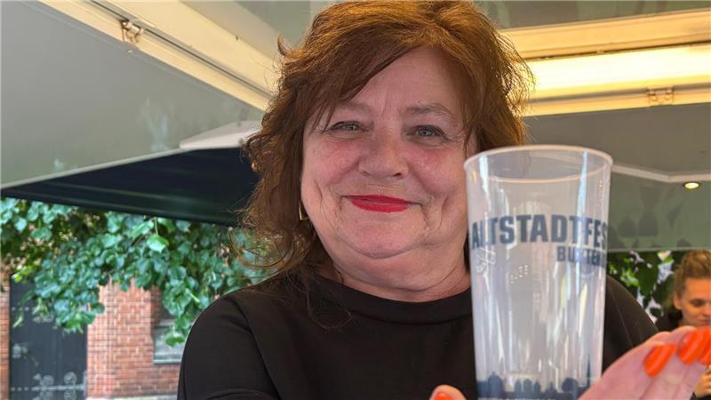Eva Göhring von der mobilen Cocktailbar Sweet Dreams zeigt den Altstadtfest-Unterstützerbecher.