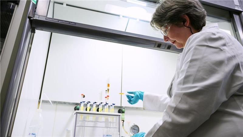 Eva Kabai, Leiterin des Radioökologie-Labors, befüllt eine Vakuumbox mit einer Salatprobe, um die Strahlenbelastung zu messen.