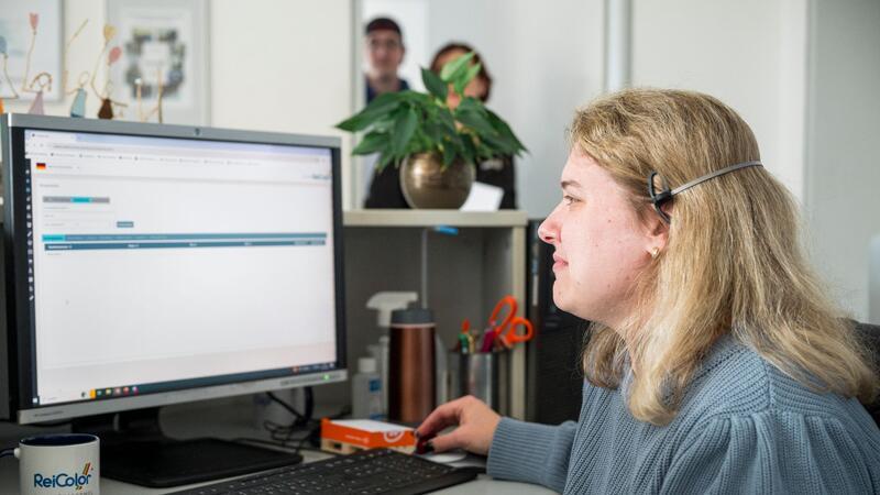 Eva Lenz arbeitet am Empfang der ReiColor Chemie-GmbH.
