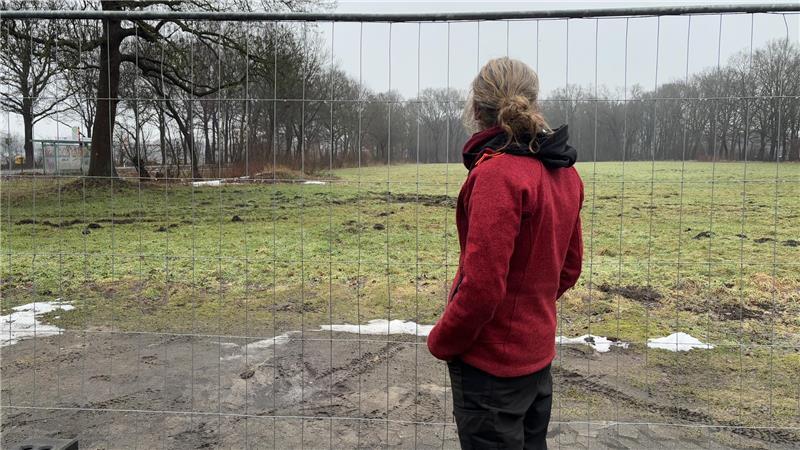 Eva Löhden blickt auf ihr Nachbargrundstück. Hier soll der Handwerkerhof entstehen.