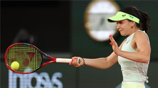 Eva Lys spielt einen Vorhand-Return.