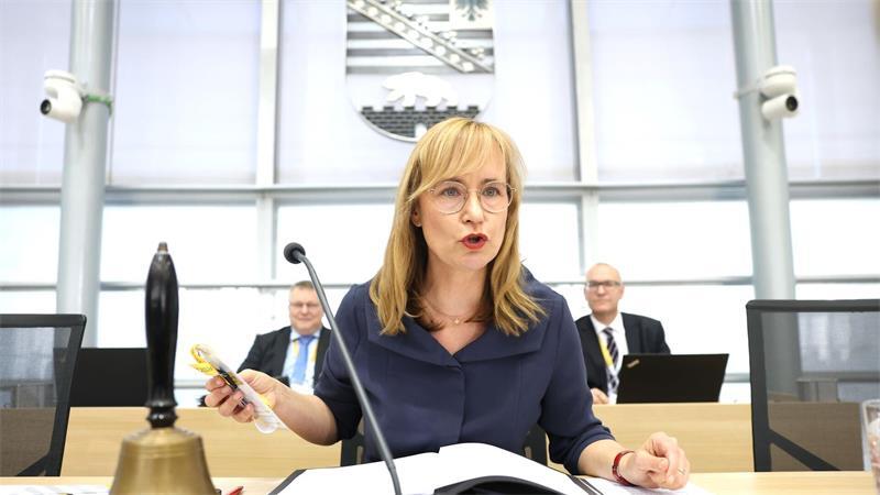 AfD stellt Landtagspräsidenten - Brandmauer bröckelig? Eva von Angern von den Linken ist die Alterspräsidentin des Landtags von Sachsen-Anhalt.