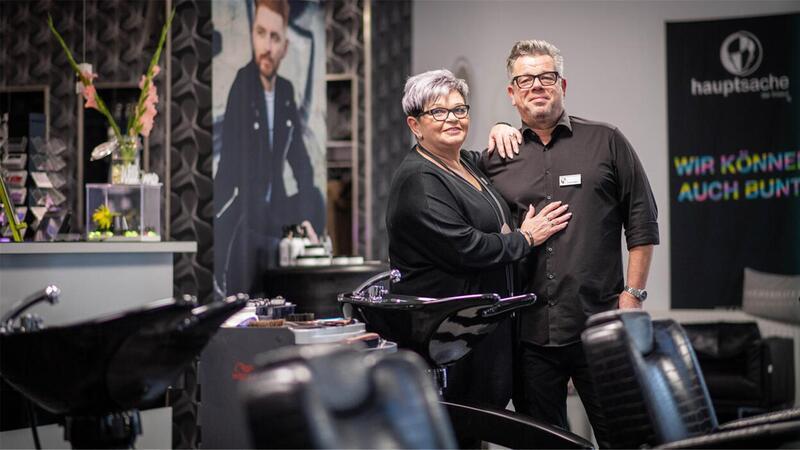 Evelyn und Andre Albers in ihrem Frisörsalon.