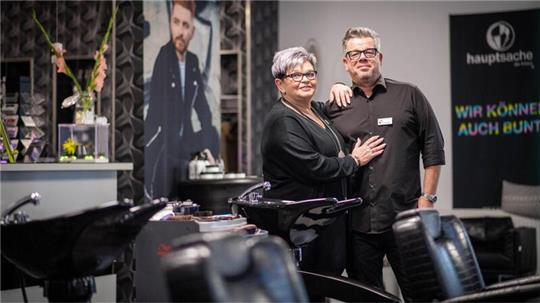 Evelyn und Andre Albers in ihrem Frisörsalon.