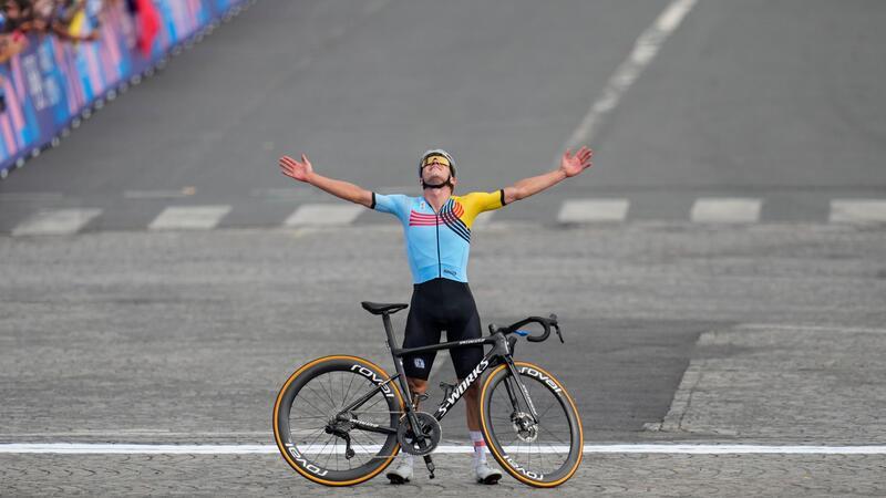 „Grandios“: Rad-König Evenepoel schreibt Olympia-Geschichte Evenepoel genießt den Olympiasieg