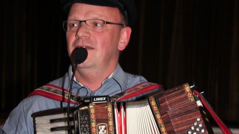 Muttertag: Der singende Ostfriese Hero Hinrichs kommt nach Kutenholz Event am Muttertag: Der singende Ostfriese Hero Hinrichs unterhält in der Festhalle in Kutenholz.