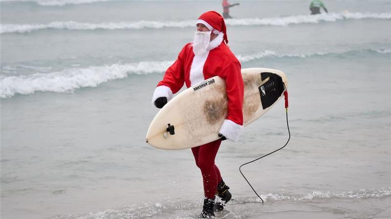 Wer uns während der Weihnachtszeit ins Haus kommt Events mit surfenden Weihnachtsmännern gibt es mittlerweile in mehreren Ländern. (Archivbild)