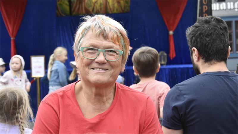 Evi Weppe-Meyer besucht mit ihren beiden Enkeln das Puppentheater.