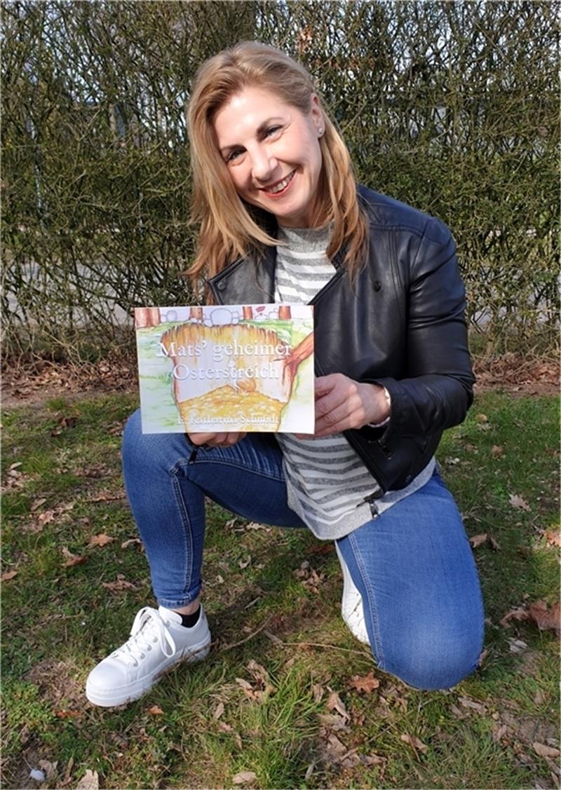 Ewa Katharina Schmidt mit ihrem Buch „Mats‘ geheimer Osterstreich“. Foto: privat