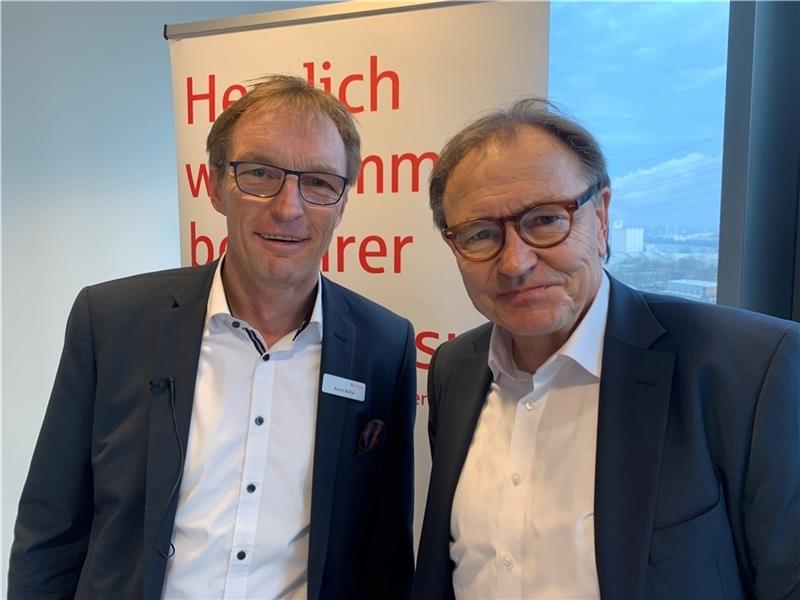 Ewald Lienen, der Mahner der Fußball-Branche mit dem Haspa-Regionaldirektor Arent Bolte (links). Foto Stephan