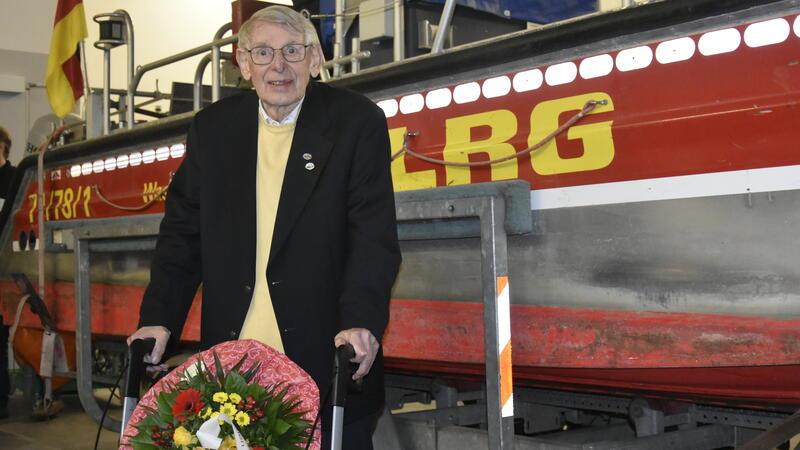 Ein Leben für die Lebensrettung: Ewald Lohf ist seit 80 Jahren in der DLRG Ewald Lohf ist mit Abstand am längsten in der DLRG-Ortsgruppe Buxtehude. Jetzt wurde der 93-Jährige für 80 Jahre Mitgliedschaft ausgezeichnet.