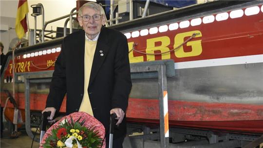 Ewald Lohf ist mit Abstand am längsten in der DLRG-Ortsgruppe Buxtehude. Jetzt wurde der 93-Jährige für 80 Jahre Mitgliedschaft ausgezeichnet.