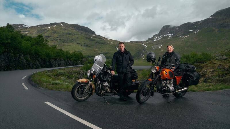 „Sehr betrunken“: Hollywood-Star Ewan McGregor landet auf Schützenfest im Cuxland Ewan McGregor (links) und Charley Boorman unterwegs auf ihrer Motorradtour – auch ein Schützenfest im Kreis Cuxhaven liegt plötzlich auf ihrer Route („Long Way Home“, jetzt auf Apple TV+).