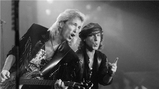 Ex-Bassist Francis Buchholz (l.) mit Scorpions-Frontmann Klaus Meine 1991 in Frankfurt am Main. (Archivbild)