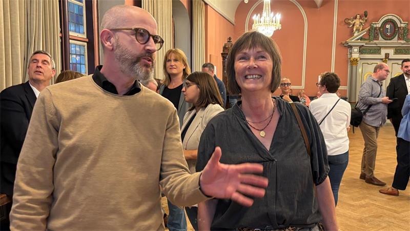 Jubel und Enttäuschung in Stade: Reaktionen auf die Bürgermeisterwahl Ex-Bürgermeisterin Silvia Nieber am Wahlabend im Gespräch mit Erstem Stadtrat Lars Kolk.