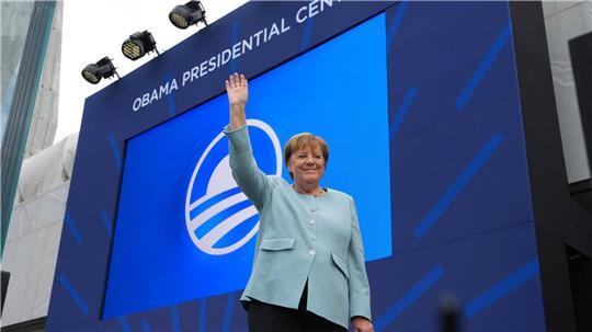 Ex-Bundeskanzlerin Merkel ist überraschend bei der Einweihung des Obama-Centers.