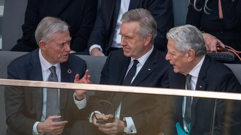 Ex-Bundespräsidenten im Gespräch: Horst Köhler (v.l.), Christian Wulff und Joachim Gauck.