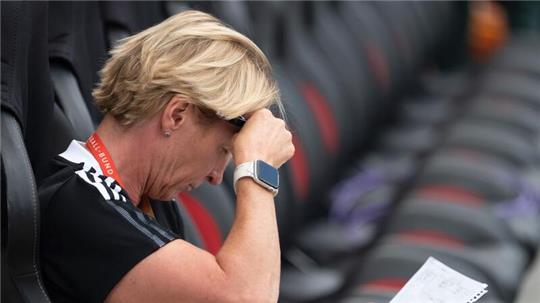 Ex-Bundestrainerin Martina Voss-Tecklenburg hat erstmals über ihre psychischen Probleme nach dem WM-Aus der deutschen Fußballerinnen gesprochen.