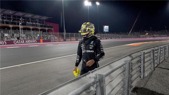 Ex-Formel-1-Weltmeister Lewis Hamilton war in Katar zu Fuß in die Boxengasse zurückgekehrt.