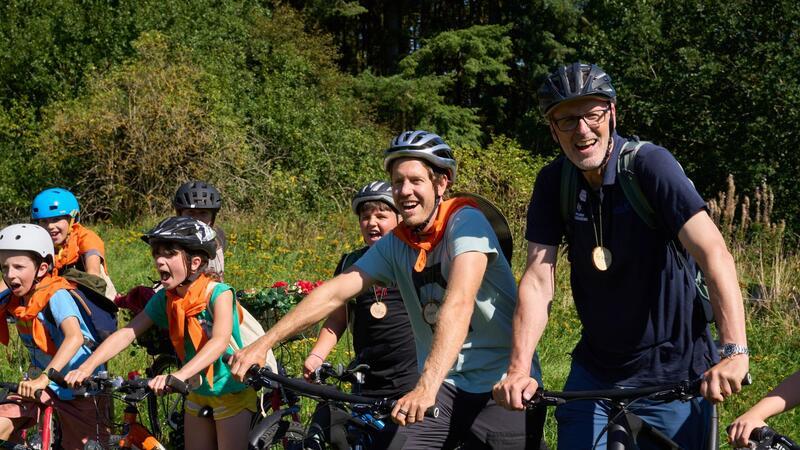 Ex-Formel-1-Weltmeister Sebastian Vettel und Förster und Buchautor Peter Wohlleben (r) erkunden zusammen mit Grundschülern aus Wershofen die Natur rund um den Nürburgring.