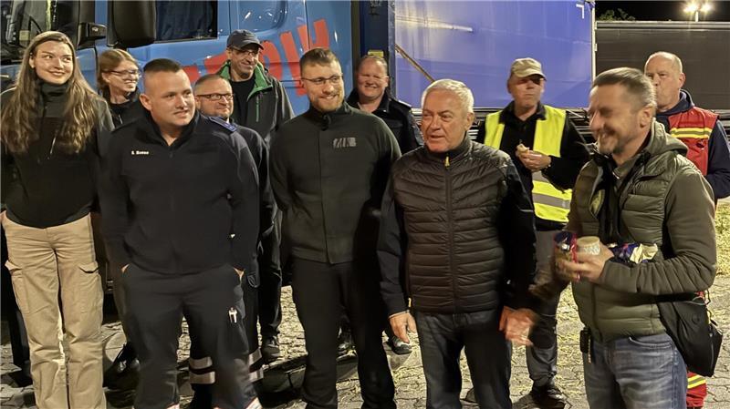 Ex-Frontsoldat Sascha Kaflowsky feiert auf der Fahrt von Stade in die Ukraine Geburtstag (vierter von rechts).