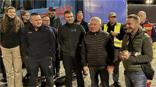 Ex-Frontsoldat Sascha Kaflowsky feiert auf der Fahrt von Stade in die Ukraine Geburtstag (vierter von rechts).