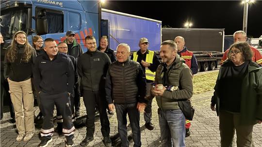 Ex-Frontsoldat Sascha Kaflowsky feiert auf der Fahrt von Stade in die Ukraine Geburtstag (vierter von rechts).