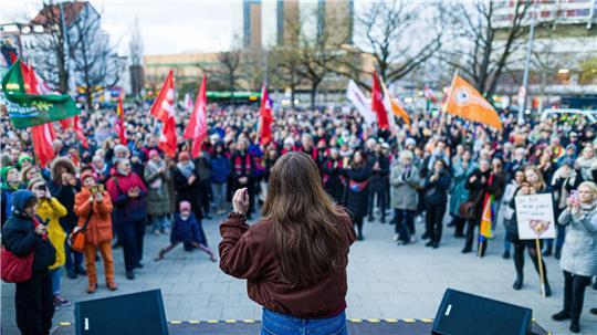 Ex-Grünen-Vorsitzende Ricarda Lang spricht in Hannover zu den Teilnehmerinnen und Teilnehmern der Kundgebung.