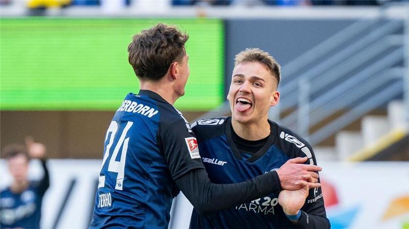 Ex-HSV-Profi Filip Bilbija (r) jubelt nach seinem Tor zum 1:0 für Paderborn mit Mitspieler Casper Terho.