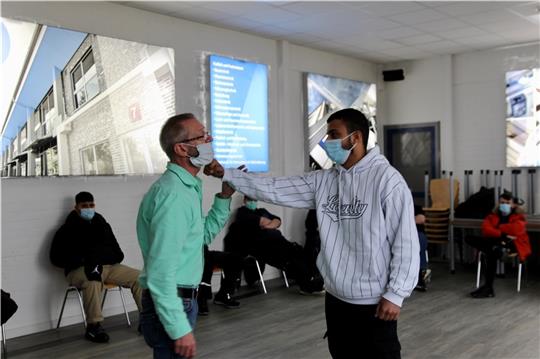 Ex-Häftling Volkert Ruhe lässt sich im Workshop in der Schule boxen – um die Gefahr aufzuzeigen, das Gegenüber ernsthaft zu verletzen.Foto: Richter