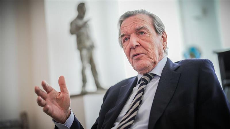 Ex-Kanzler Gerhard Schröder (SPD) hat sich wegen einer Burnout-Diagnose in klinische Behandlung begeben.
