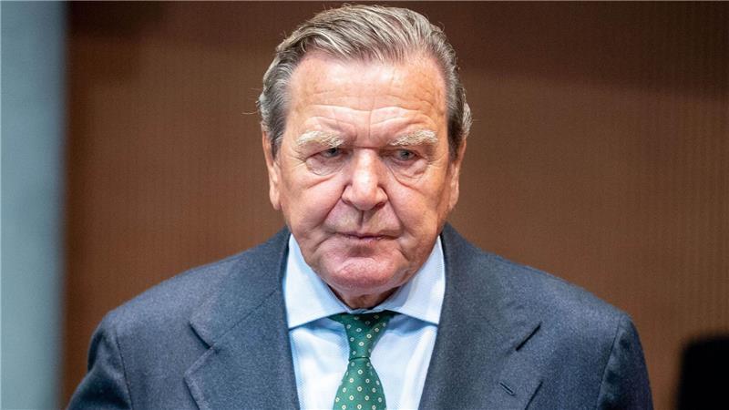 Schröder-Befragung durch Untersuchungsausschuss öffentlich Ex-Kanzler Gerhard Schröder soll per Video-Zuschaltung dem Sonderausschuss des Landtags zur Klimastiftung MV Rede und Antwort stehen. (Archivbild)