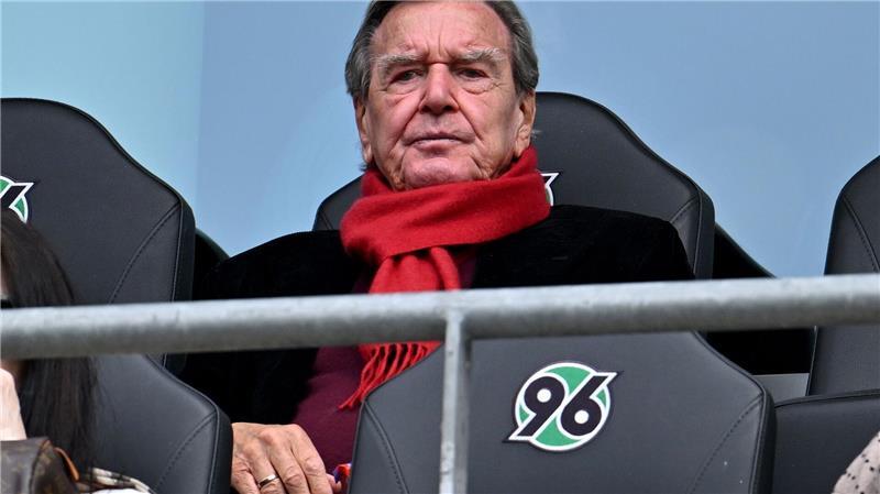 Ex-Kanzler und 96-Fan Gerhard Schröder im Stadion von Hannover.
