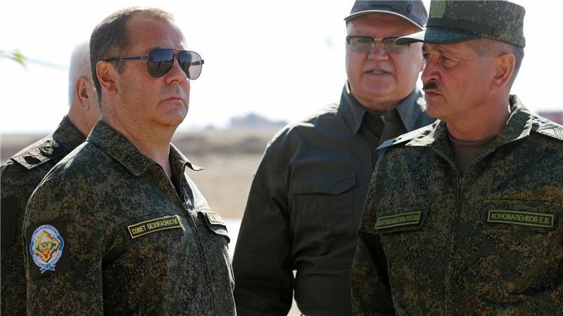 Ex-Kremlchef Medwedew bei einem Militärbesuch. (Archivbild)