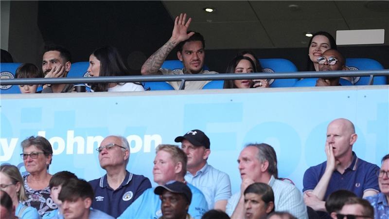 Emotionaler Man-City-Abschied für Guardiola und seine Stars Ex-Man-City-Profi Ilkay Gündogan (l) schaute von der Tribüne zu und wurde nach dem Spiel geehrt.