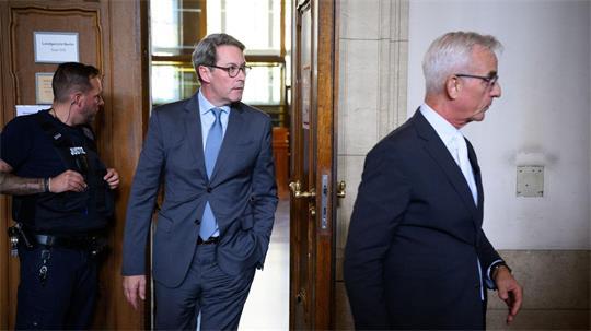 Ex-Minister Andreas Scheuer (CSU) beim Verlassen des Gerichtssaals mit seinem Rechtsanwalt Daniel Krause (r).