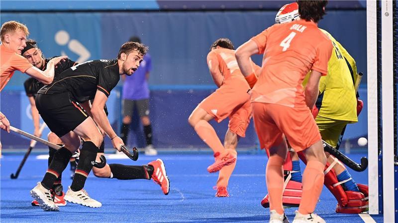 Ex-Nationalspieler Constantin Staib (l.) ist mit seinem UHC auch in der Halle erfolgreich. (Archivbild)