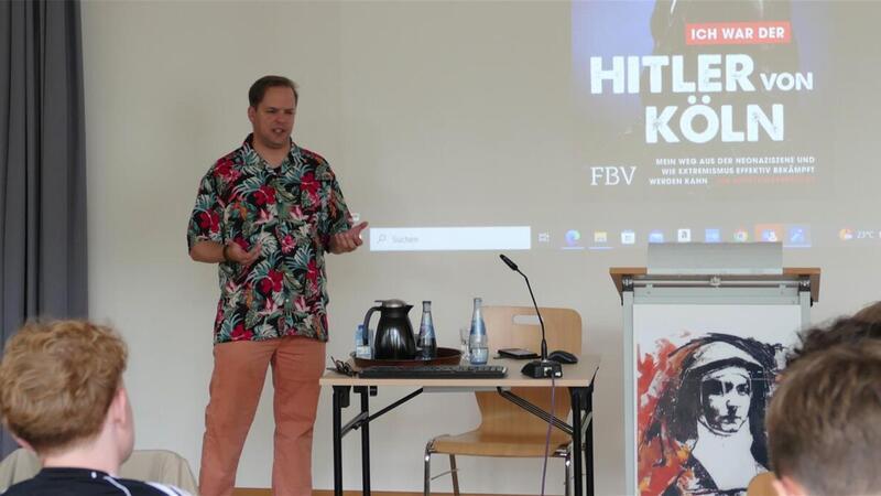Ex-Neonazi warnt eindringlich: „Baut nicht dieselbe Scheiße wie ich“ Ex-Neonazi Axel Reitz spricht in der Edith-Stein-Schule in Bremerhaven.