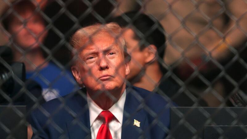 Bilder des Tages Ex-US-Präsident Donald Trump hinter Gittern. Es ist jedoch der Maschendrahtzaun des Käfigs eines Mixed Martial Arts-Kampfes in Las Vegas.