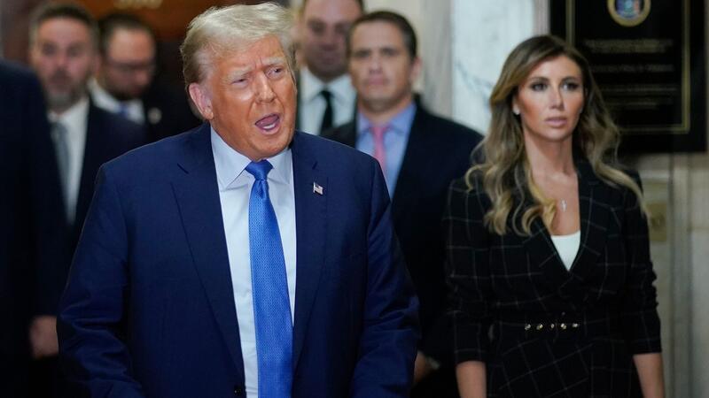 Ex US-Präsident Donald Trump spricht außerhalb des Gerichtssaals.
