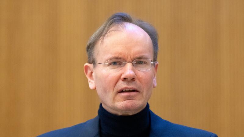 Aufsichtsrat-Anwalt beschuldigt Ex-Wirecard-Chef Ex-Wirecard-Chef Markus Braun muss sich parallel zum Strafprozess auch in einem Zivilprozess verantworten. Insolvenzverwalter Michael Jaffé will Braun und weitere Beklagte persönlich für die immensen Verluste haftbar machen.